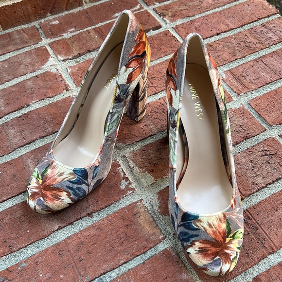 NINE WEST Exotic Gray Floral Faux Suede Textile Block Heel Pumps - Picture 2 of 11